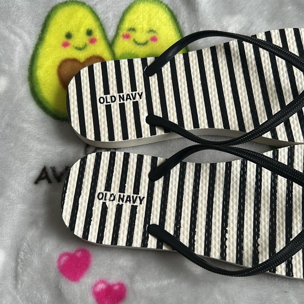 Old Navy flip flops 🩴 - Picture 2 of 4